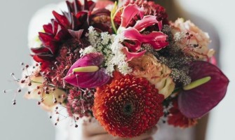 Motive pentru care florile le fac mereu fericite pe femei Motive pentru care florile le fac mereu fericite pe femei