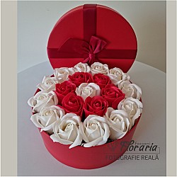 Cutie rotundă rosie cu Trandafiri Sapun