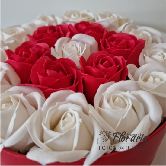Cutie rotundă rosie cu Trandafiri Sapun