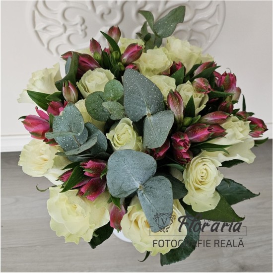 Buchet mixt Trandafiri albi si Astromelia Buchet mixt Trandafiri albi si Astromelia