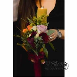 Set lumânări de nuntă burgundy cu flori naturale Set lumânări de nuntă burgundy cu flori naturale